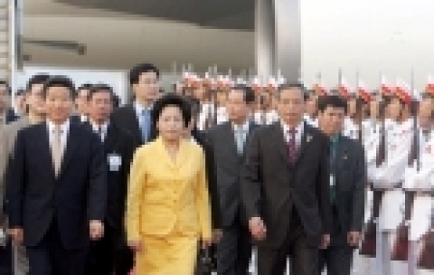 ASEM 참석을 위해 베트남 하노이 노이바이 공항에 도착한 노무현대통령 내외가 사열대 앞을 지나고 있다.  