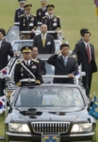 제56주년 국군의 날 기념식에서 노무현 대통령이 부대사열을 하고 있다. 