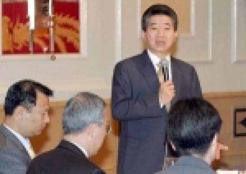 노무현 대통령은 동행 기자들과 조찬간담회를 갖고 인도·베트남 순방 및 ASEM 정상회의 참석 결과를 설명하고 있다. 