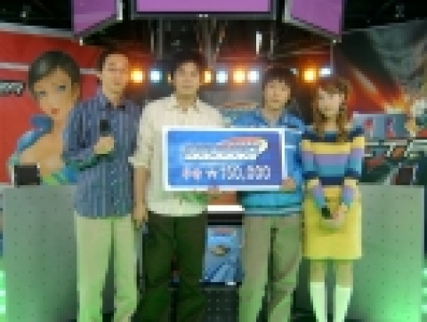 왼쪽부터 게임신문 박상범 기자,개그맨 문경훈씨, 우승자 정성호군, 가수 이슬씨