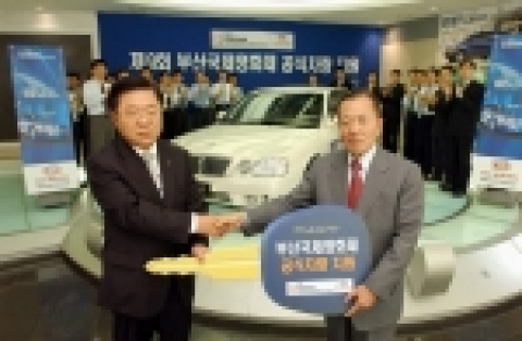 기아자동차는 5일 압구정동 국내영업본부 사옥에서 김만유 국내영업본부장(좌측)과 조직위원회 김동호 집행위원장 등이 참석한 가운데 지원차량을 부산국제영화제 조직위원회에 전달했다. 이번
