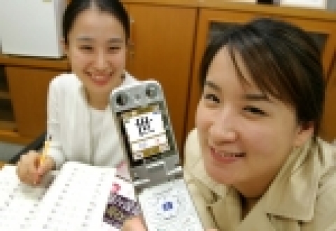 LG텔레콤(사장 南 鏞 / www.lgtelecom.com)은 10월 22일부터 한자능력검정 서비스를 게시한다. 사진은 LG텔레콤 고객이 한자능력검정 서비스를 이용하고 있는 모습.