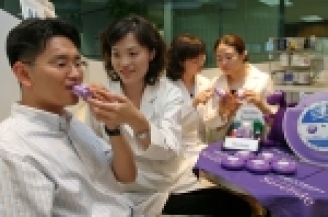 기관지 염증치료와 기관지 확장 치료가 동시에 가능한 천식흡입제 &#039;세레타이드&#039;를 흡입하는 장면