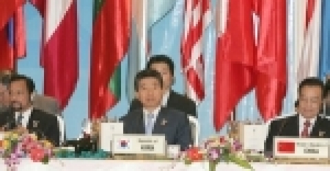 노무현 대통령은 ASEM 개회식을 앞두고 판 반 카이 베트남 총리 주최로 열린 만찬에 참석했다.