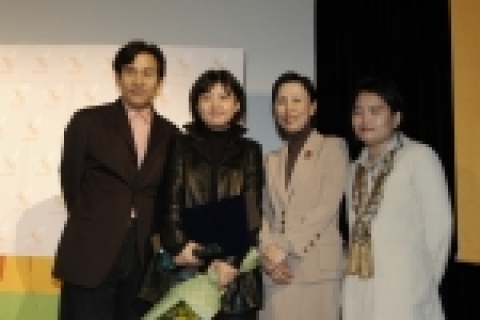 대상을 수상한 이경미 감독이 손숙 집행위원장, 안성기 심사위원장, 영화평론가 심영섭씨와 함께 기념촬영을 하고 있다.