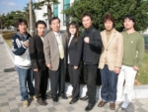 제16회 아산상 청년봉사상을 수상한 부경대 봉사 동아리 우리들의 이야기 회원들. 가운데는 지도교수인 양보석교수(기계공학부)
