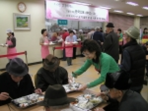 KOIS 사랑의 봉사단원들이 114의 날을 맞이하여 '114 이웃사랑'의 일환으로 서울노인복지센터에서 몸이 불편하신 어르신들의 식사를 도와드리고 있다.