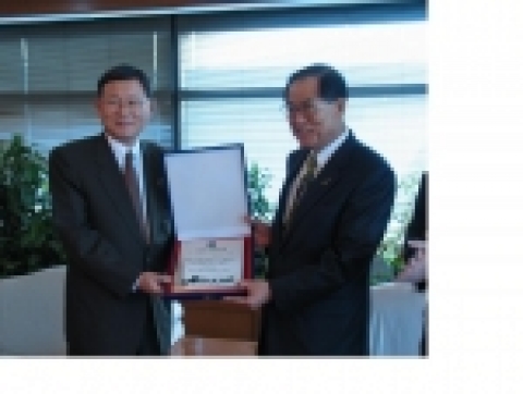 한화 이순종 대표이사 부회장(왼쪽)이 한국메세나협의회 박성용 회장으로부터 &#039;메세나 우수기업&#039;으로 지정받고 있다.