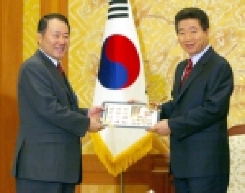 노무현 대통령은 청와대에서 김성규 대한결핵협회장으로부터 2004년 크리스마스 씰을 전달 받고 기념촬영을 하고 있다.