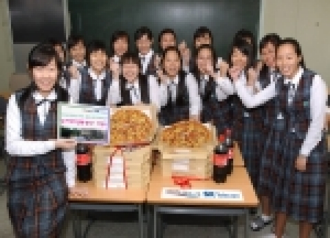 SK텔레콤(사장 김신배, www.sktelecom.com)이 대입 수학능력시험을 준비하는 수험생들과 이들에게 따뜻한 응원의 메시지를 전달하고자 하는 고객들을 위한 이벤트를 11월 9일부터 30일까지 실시한다. 사진은 당첨된 송곡여고의 한 학급에 배달된 피자를 학생들이 함께 먹으며 즐거워하는 모습.