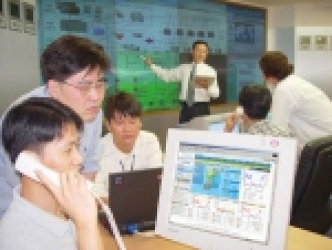 CADNET 관제센터 요원들이 네트워크 품질 관리 시스템(NMS)과 보안 위험관리시스템(RMS)을 활용해 유해 트래픽을 제어하고 있다.