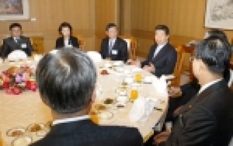 노무현 대통령은 ‘일제강점하 강제동원피해 진상규명위원회’ 전기호 위원장을 비롯한 위원7명과 오찬을 함께 하고 있다. 