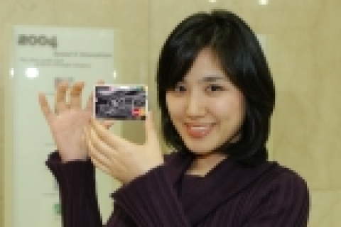 현대카드는 12일, 서비스는 추가하고 연회비는 낮춘 새 플래티늄카드 2종을 선보였다.