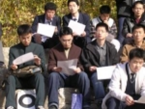예비소집에 참석한 수험생들이 유의사항을 듣고있다.