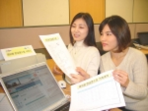 인터넷 쇼핑몰에서 물건을 구입하고 계좌이체로 물건값을 지불한 고객이 현금영수증 신청, 그 영수증과 이용내역을 출력해 확인하고 있는 모습.