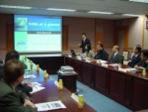 15일 서울 가락동 KISA 중회의실에서 영국의 남동잉글랜드지역개발청(SEEDA) 소속 방문단 일행이 KISA의 정보보호 현황에 관한 설명을 듣고 있다.