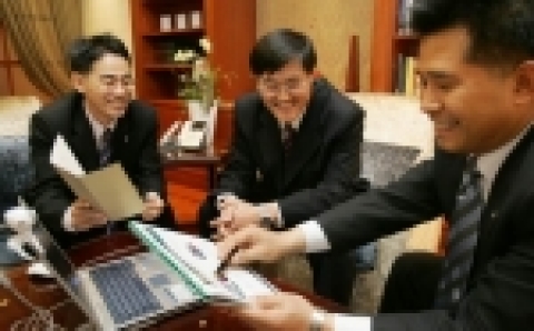 호텔1층 강남웰스매니지먼트 상담실에서 상담하는 모습