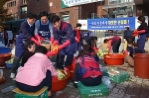 SK텔레콤 수도권본부 직원들이 지난 17일 YMCA 산하 녹번종합사회복지관에서 자원봉사자들과 함께 김장김치를 담궈 소외된 이웃들에게 전달하는 모습.