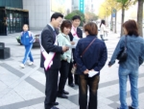 18일(목) 본점 앞에서 박영빈 부행장이 지역민들에게 <경남사랑 감사대출>에 대한 설명을 하고 있는 모습