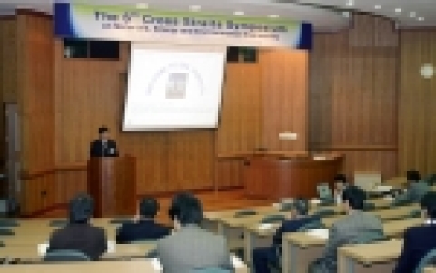 포항공대 환경공학부장이 참가자들을 대상으로 환영 인사말을 하고 있는 모습.