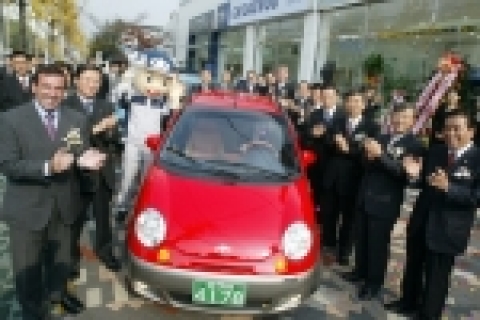 18일 인천시 부평구 청천동 인천 고객 시승센터에서 열린 개소식 행사에서 GM DAEWOO 앨런 베이티(Alan Batey) 부사장(사진 맨왼쪽)과 인천시 시의회 신영은 부의장(사