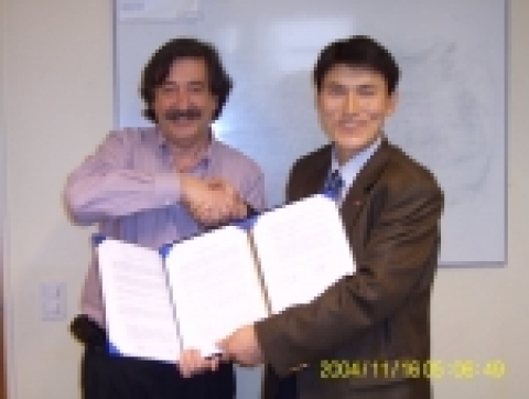 Osvaldo Tujsnaider IMPSAT사 부사장과 넷피아 이판정 대표 