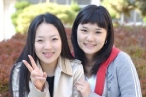 제2회 아시아광고대전 대상을 차지한 부경대 디자인학부 신현선(사진 왼쪽), 허지혜 학생.