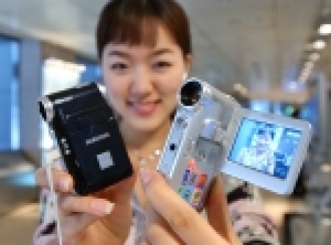 삼성전자가 디지털캠코더, 디지털카메라, MP3플레이어, 보이스레코더, PC카메라, 휴대용메모리 등 다양한 기능을 갖춘 초소형 디지털캠코더를 출시한다.