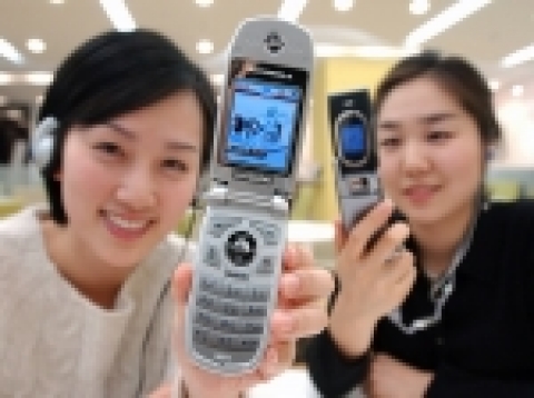 모토롤라 MS-350 단말기 (왼쪽), 팬택앤큐리텔 PH-2000M (오른쪽: PH-2000M 모델은 조만간 출시예정임) 