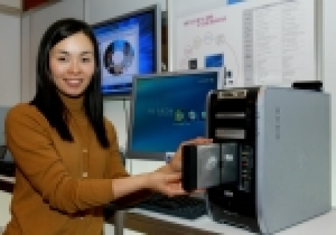 HP 미디어 센터 PC는 케이스 정면에 드라이브 베이가 탑재되어 HP 개인용 미디어 드라이브를 탈착 사용할 수 있다