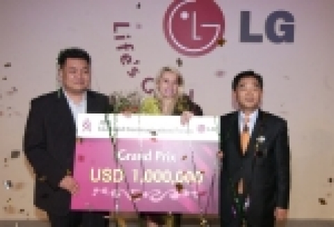 2004 LG전자 글로벌 브랜드 포럼 시상식에서 영예의 그랑프리를 차지한 러시아지사 관계자들이 LG전자 홍보팀 김영수 부사장과 기념사진을 찍고 있다.
