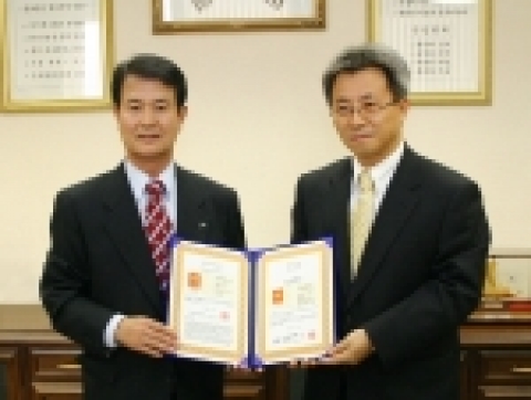 삼성네트웍스 인프라사업부장 전홍균상무(우)가 한국정보통신기술협회 김홍구 사무총장(좌)으로부터 품질인증서를 전해받고 있다