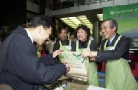 이구택회장 부부를 비롯한 포스코 임직원들은 26일 포스코센터 빌딩 1층 로비에 아름다운가게 임시매장을 개설하고 수집한 물품들을 직접 판매했다.