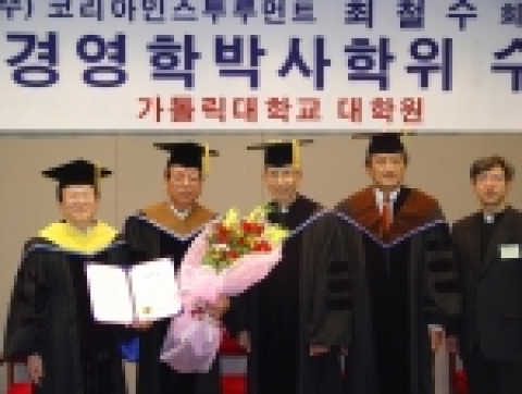 왼쪽부터 이하규 대학원 부원장, 최철수 (주)코리아 인스트루먼트 회장, 오창선 총장신부, 김석회 교학부총장, 박상수 교목실장 신부