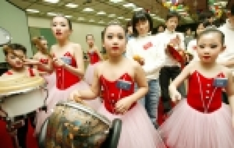 28일 KT 광화문사옥 15층에서 'KT2004 와우천사들의 소리축제 한마당'행사에서 애화학교 학생들이 풍물놀이를 공연하고 있다.