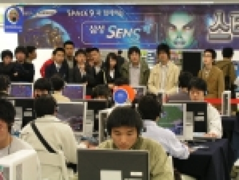 27일 용산 스페이스9에 모인 아마추어 게임어들이 삼성전자의 최신컴퓨터로 서로의 실력을 겨루고 있다.