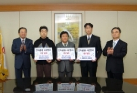 왼쪽부터 부산은행 이장호 부행장, 1등당첨고객 3명, 맨 오른쪽에는 전자금융팀 이영우 팀장