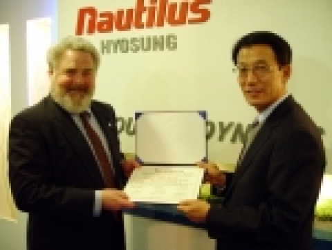 사진 좌: CMMI 공식인증심사원 마이클브래들리 / 우: 노틸러스효성 손현식 부사장