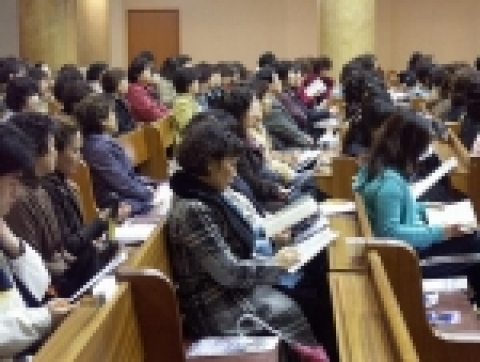 비타에듀 입시설명회에 참석한 학부모들이 진지한 모습으로 설명회 내용을 경청하고 있다.