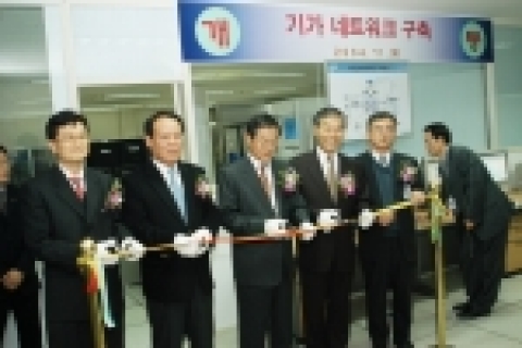 왼쪽부터) 정영학 한국알카텔 전무, 김구섭 한국국방연구원 부원장, 황동준 한국국방연구원 원장, 박병재 현대정보기술 회장, 박태유 한국국방연구원 지식자료부 부장