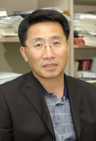 2004년 한국방송학회 학술상 수상자 김용호 교수(부경대 신문방송학과).