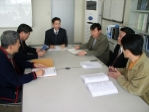 권오현 교수(가운데) 등 TIT장학회 관계자들이 1일 오전 한자리에 모여 추가 장학기금 마련 방안 등을 협의하고 있다.