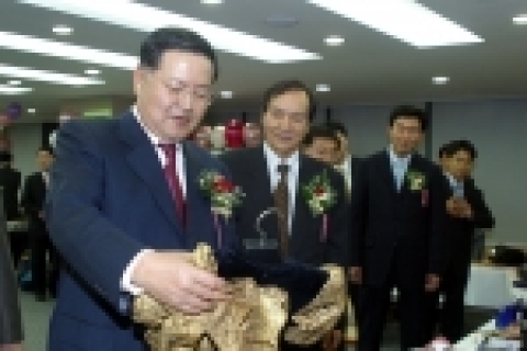 LG카드 박해춘 사장(왼쪽)이 2일 남대문 본사 사옥에서 열린 결식노인 지원을 위한 바자회에서 임직원들이 기증한 물품을 둘러보고 있다.