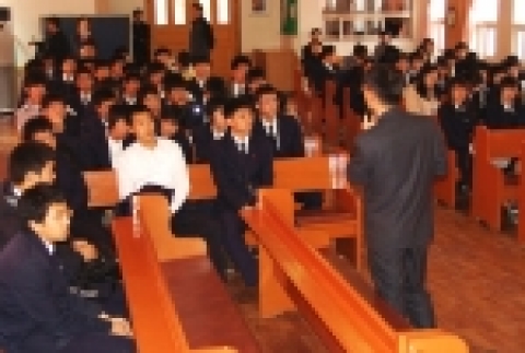 이영동 과장이 칠원고등학교 3학년을 대상으로 강의를 하고 있다.