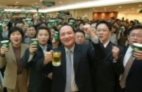 LG텔레콤(사장 南 鏞 / www.lgtelecom.com)이 600만 달성을 기념, 남용 사장을 비롯한 전 임직원이 참여한 가운데 LG강남타워에서 ‘600만 달성기념 한마음 행사