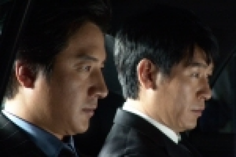 공공의적에서 열연하는 설경구와 정준호
