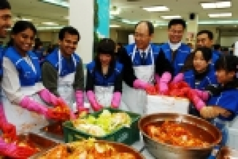 4일 삼성전자 수원사업장에서 펼쳐진 '사랑의 김장김치' 행사에서  외국인 임직원, 인기가수 '자두', 임직원 자녀들이 함께 김장을 담그고 있다.