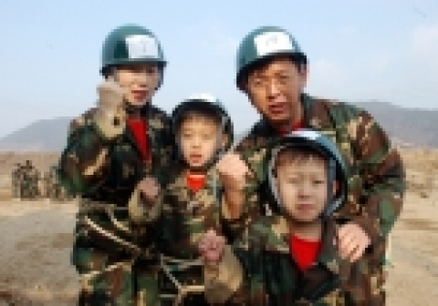 지난 1월 1일 정초. 김용식(42 전북은행 전주 공단지점장)씨 가족이 해병대가족캠프 훈련장에서 화이팅을 외치고 있다.