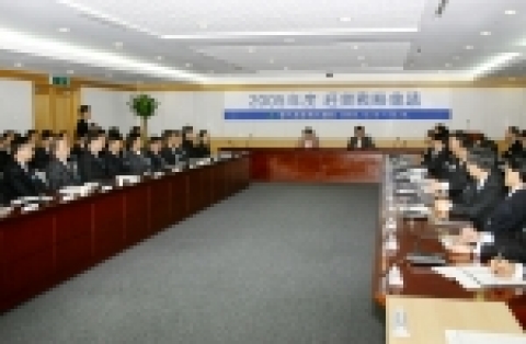 현대상선이 6일 오전 본사에서 ‘2005년도 경영전략회의’를 개최했다. 이 회의에는 전세계 각 지점의 주재원 60명 등 100여명의 임직원이 참석하며 4일에 걸쳐 신년도 경영전략을