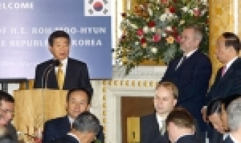  노무현 대통령은 한·폴란드 경제인 오찬간담회에 참석해 기조연설을 하고 있다.  
